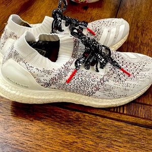 Addias ultra boost tennis shoe